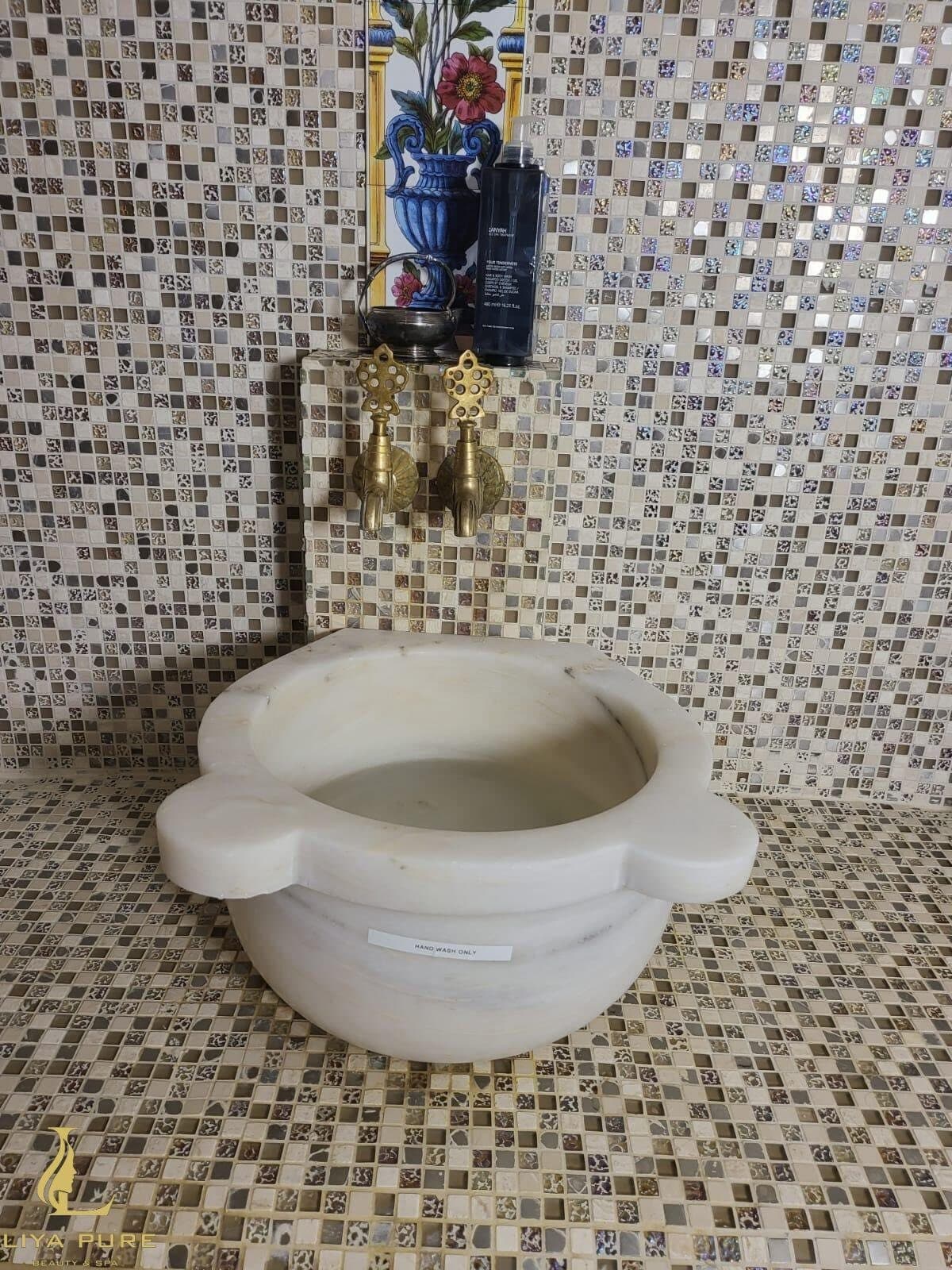 Marble wash basin in the hammam